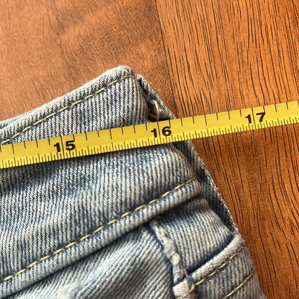BNWOT light stone wash mid rise Levi’s shorts - Picture 10 of 16